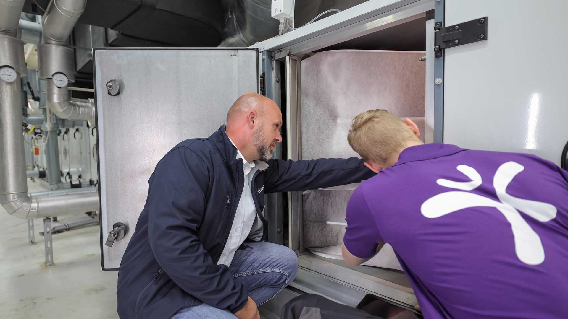 Mitarbeiter vor Filteranlage