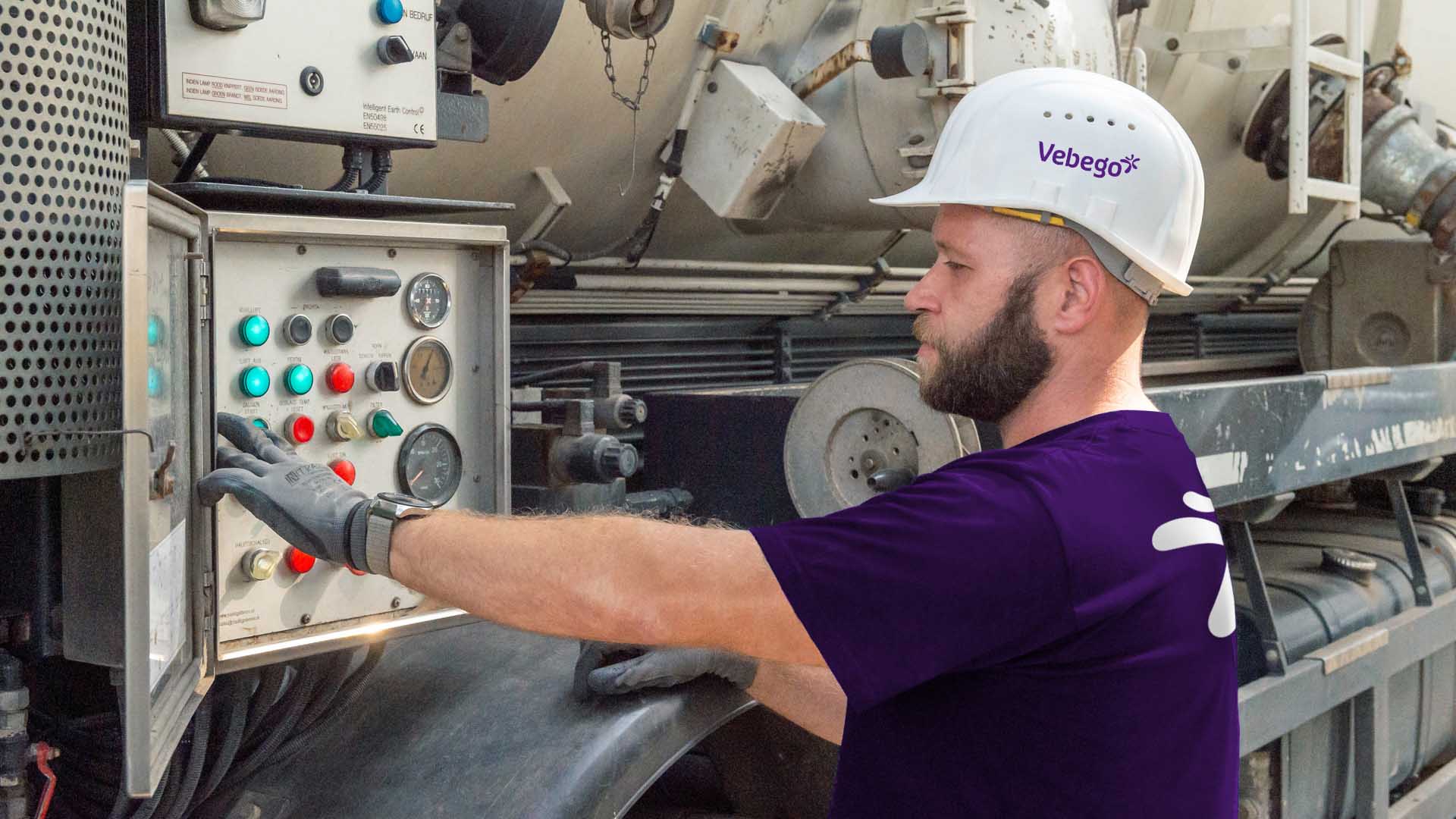 Mitarbeiter bedient Saugfahrzeug