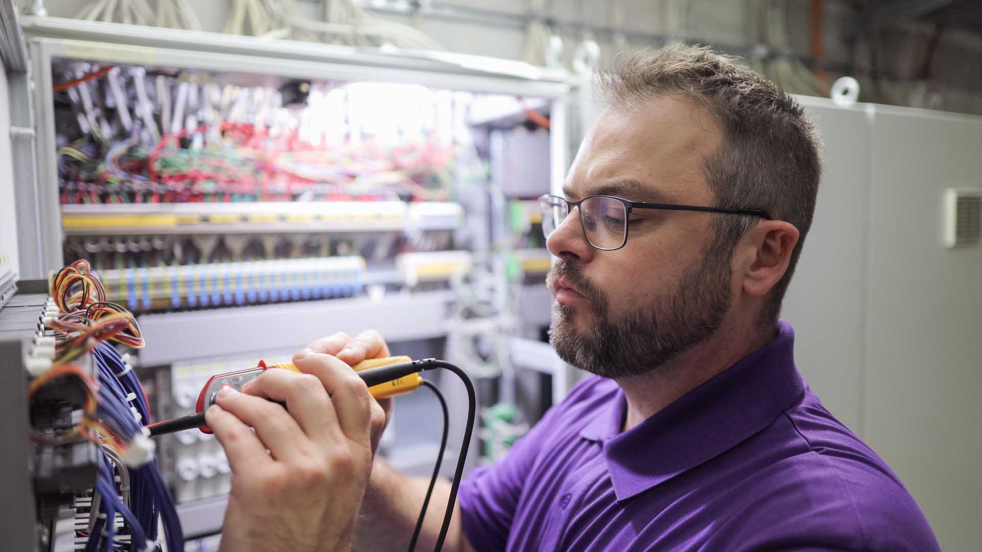 Mitarbeiter am Sicherungskasten