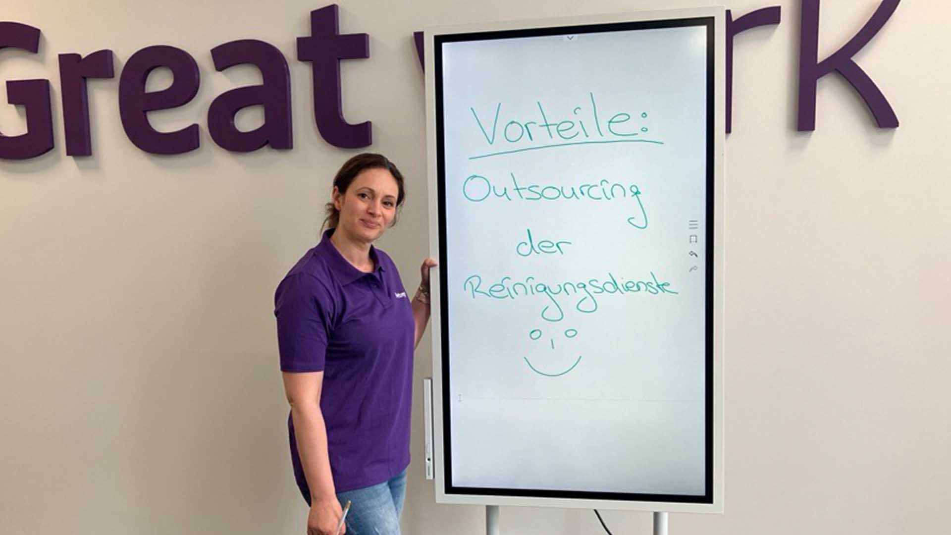 Mitarbeiterin vor Whiteboard