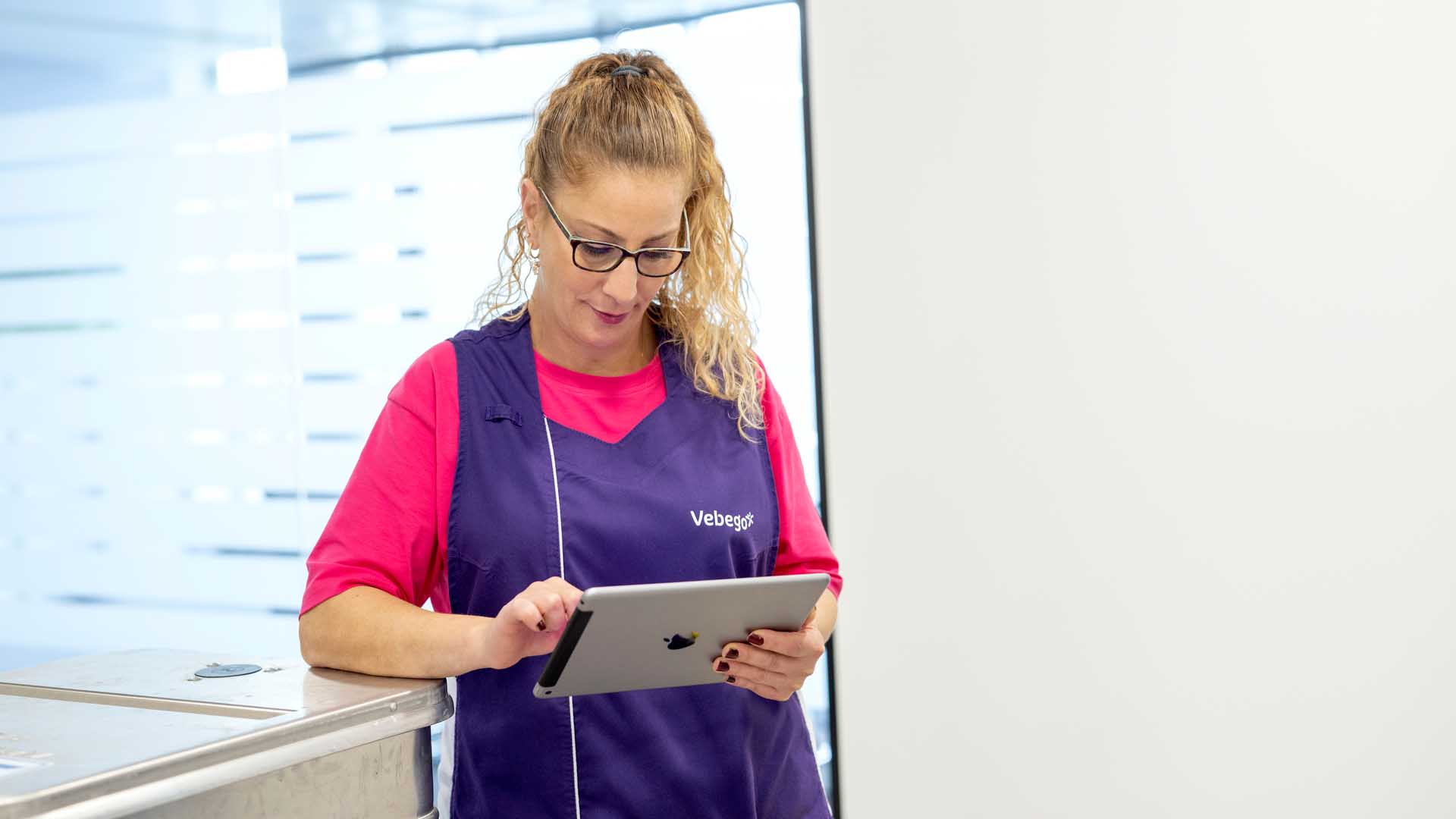 Reinigungskraft mit Tablet