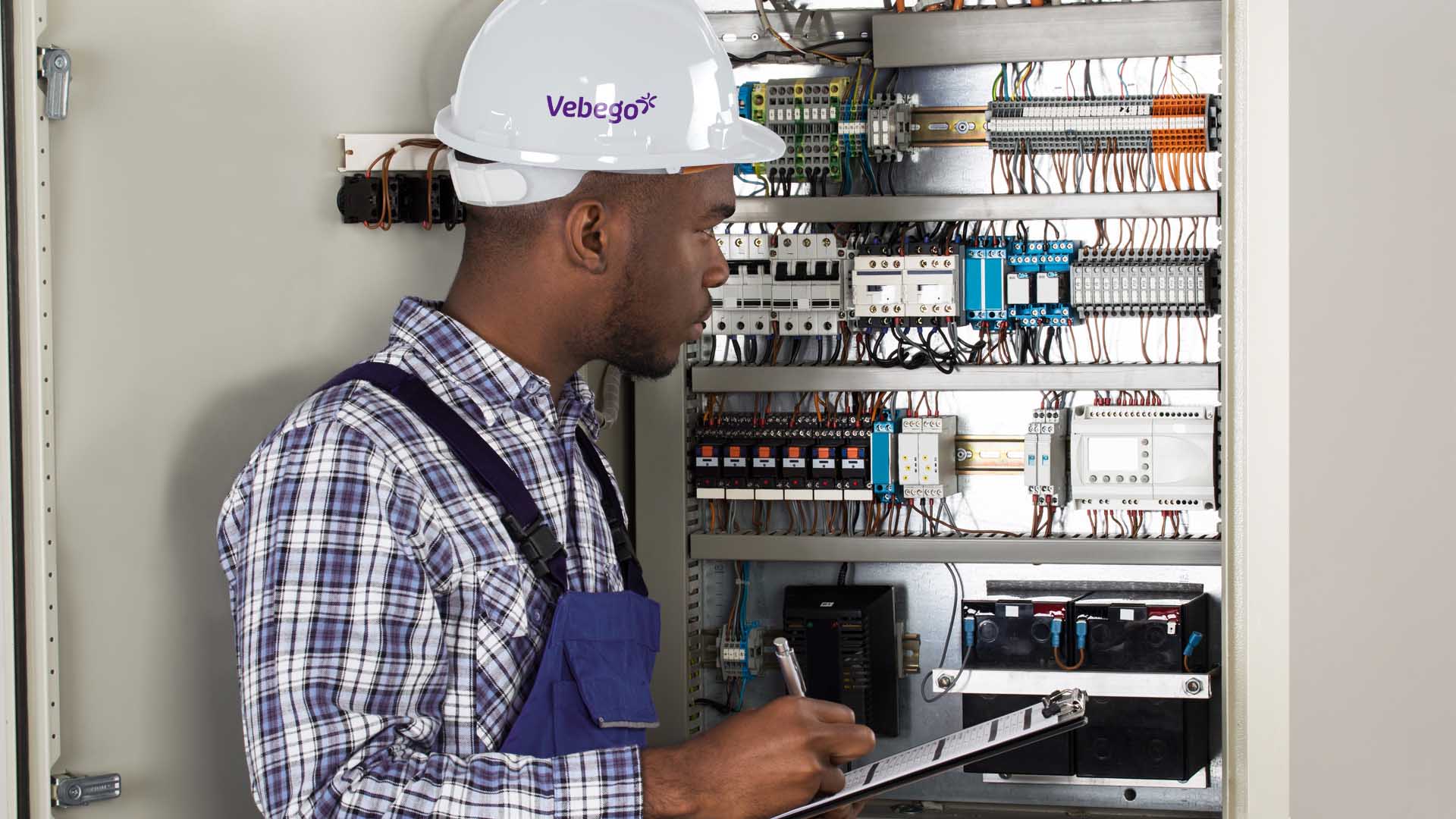 Mitarbeiter wartet Sicherungskasten