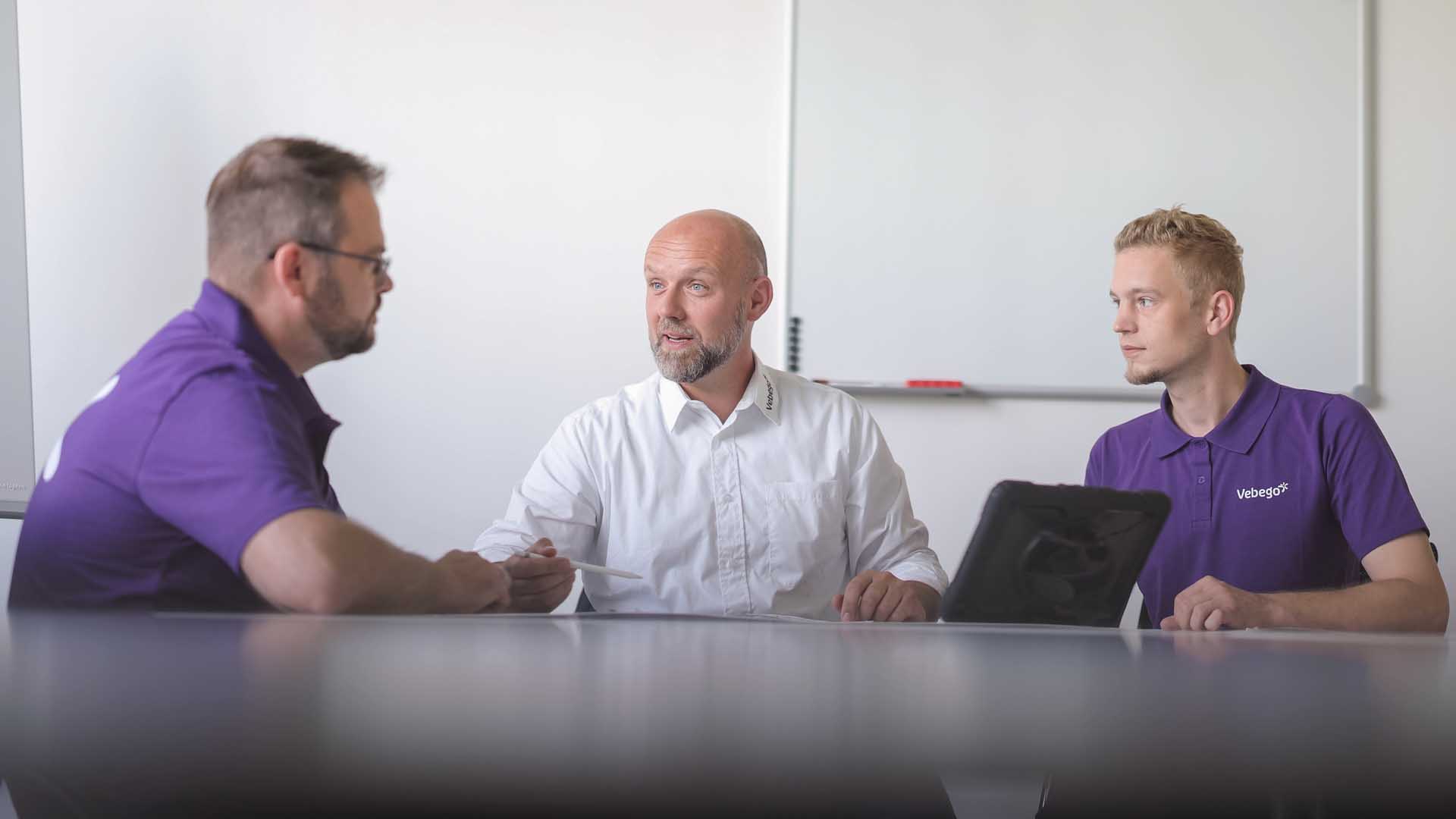 Teambesprechung am Tisch