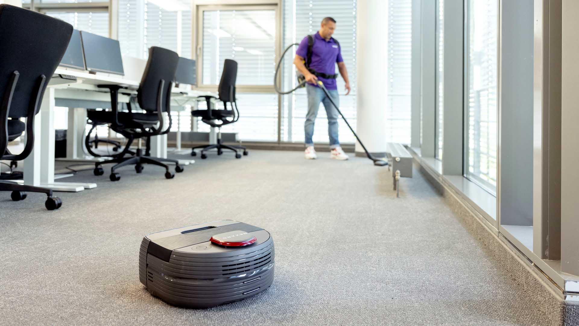 Roboter saugt Teppich im Büro
