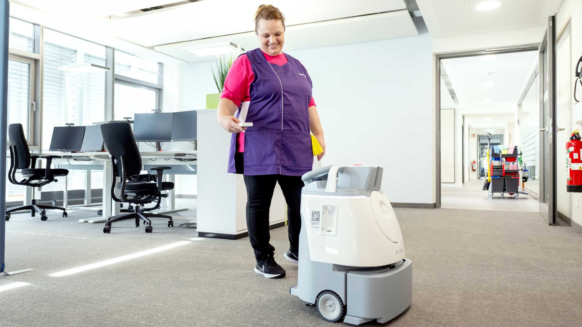 Reinigungskraft mit Roboter