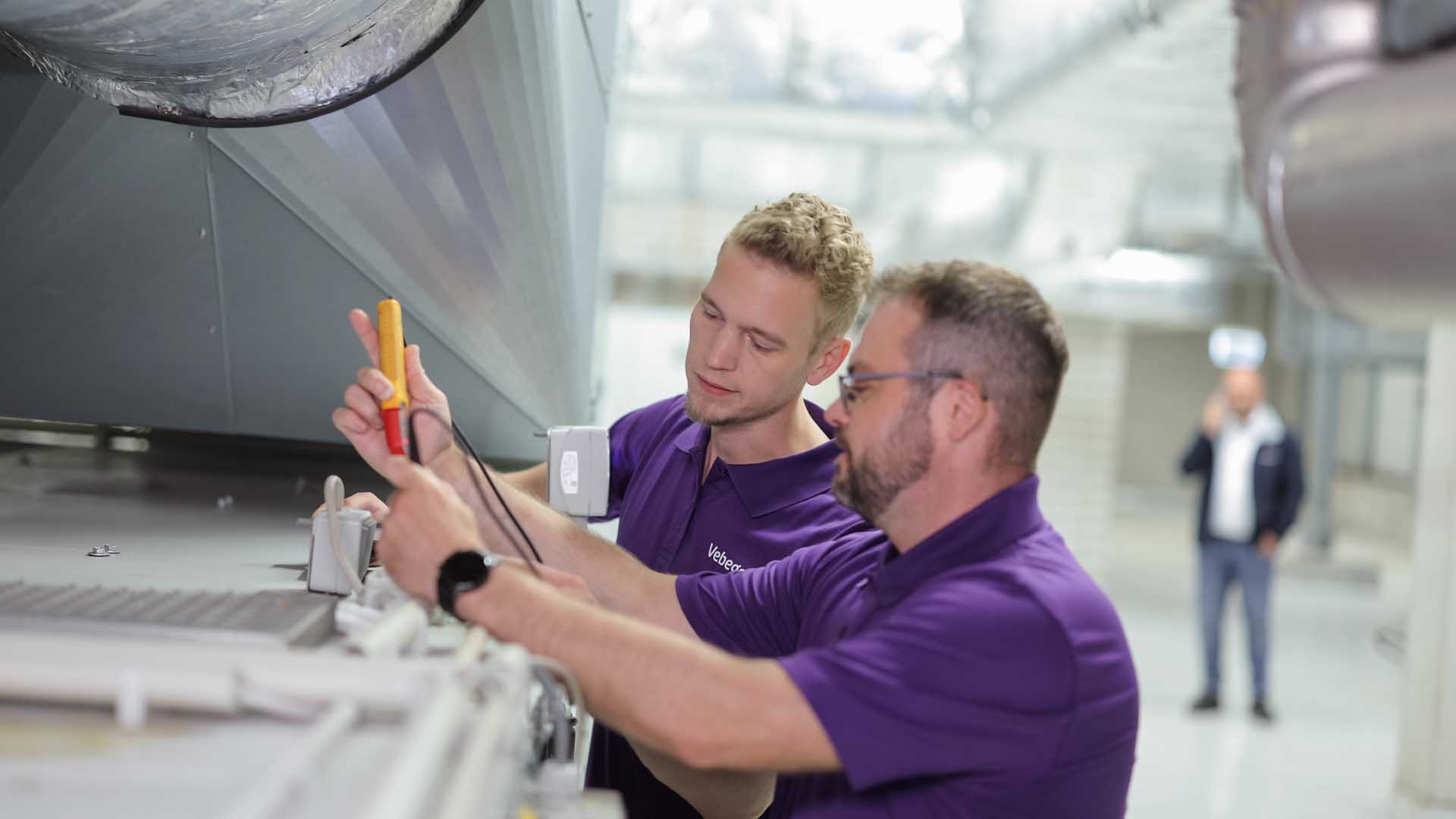 Mitarbeiter prüfen Spannung