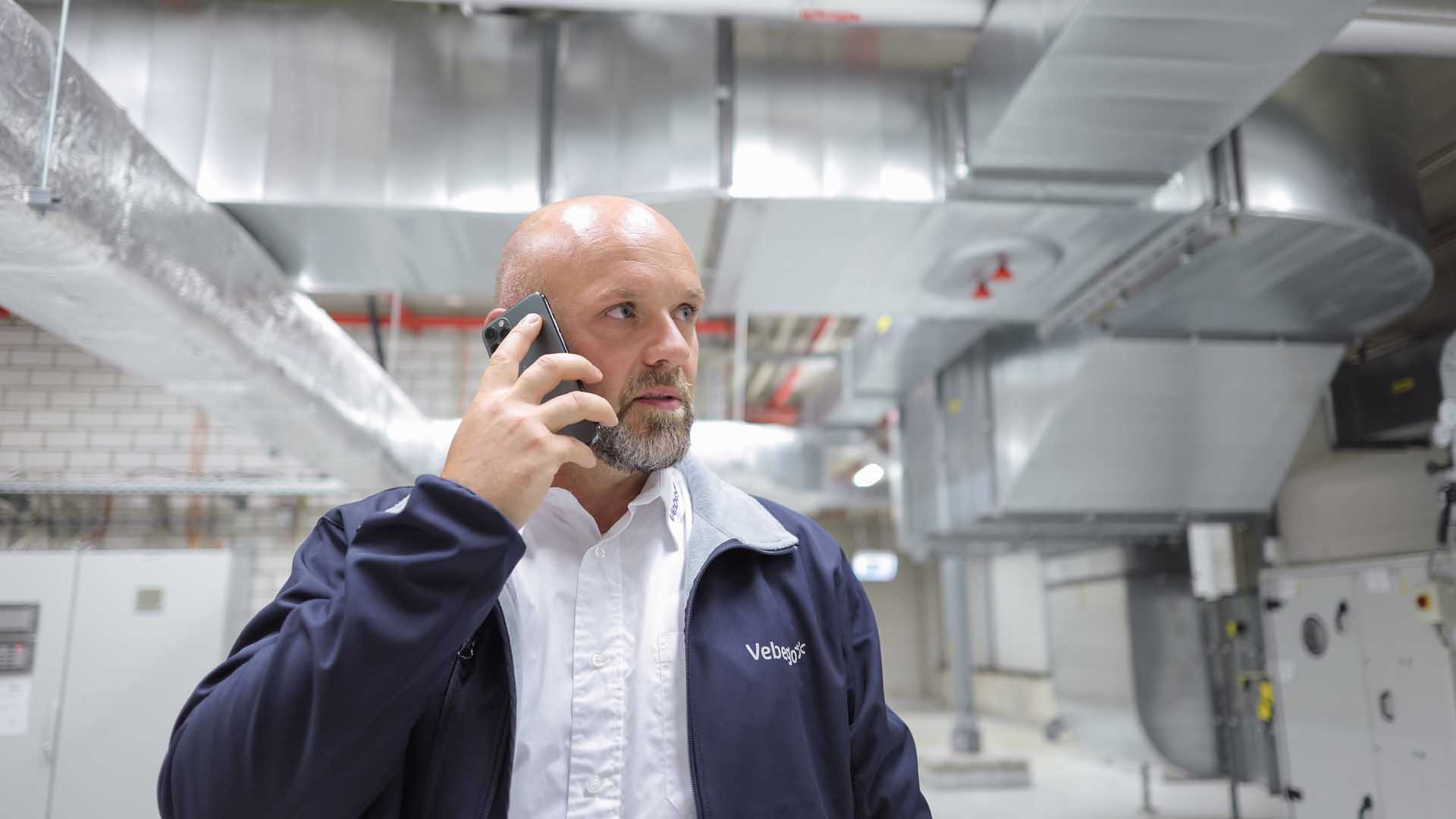 Mitarbeiter mit Telefon