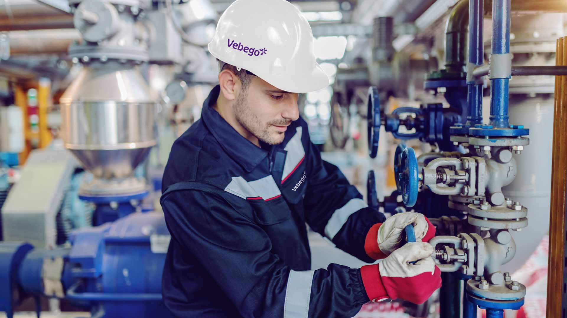 Mitarbeiter dreht Rohröffnung