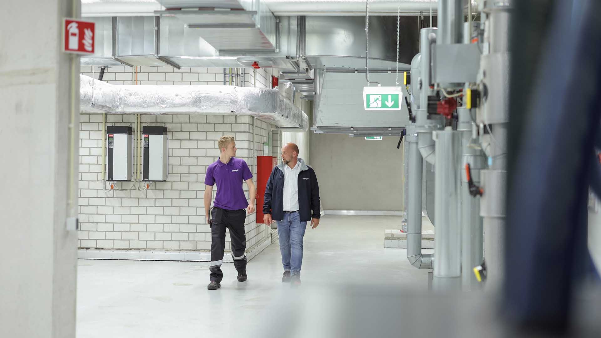 Mitarbeiter laufen über Flur