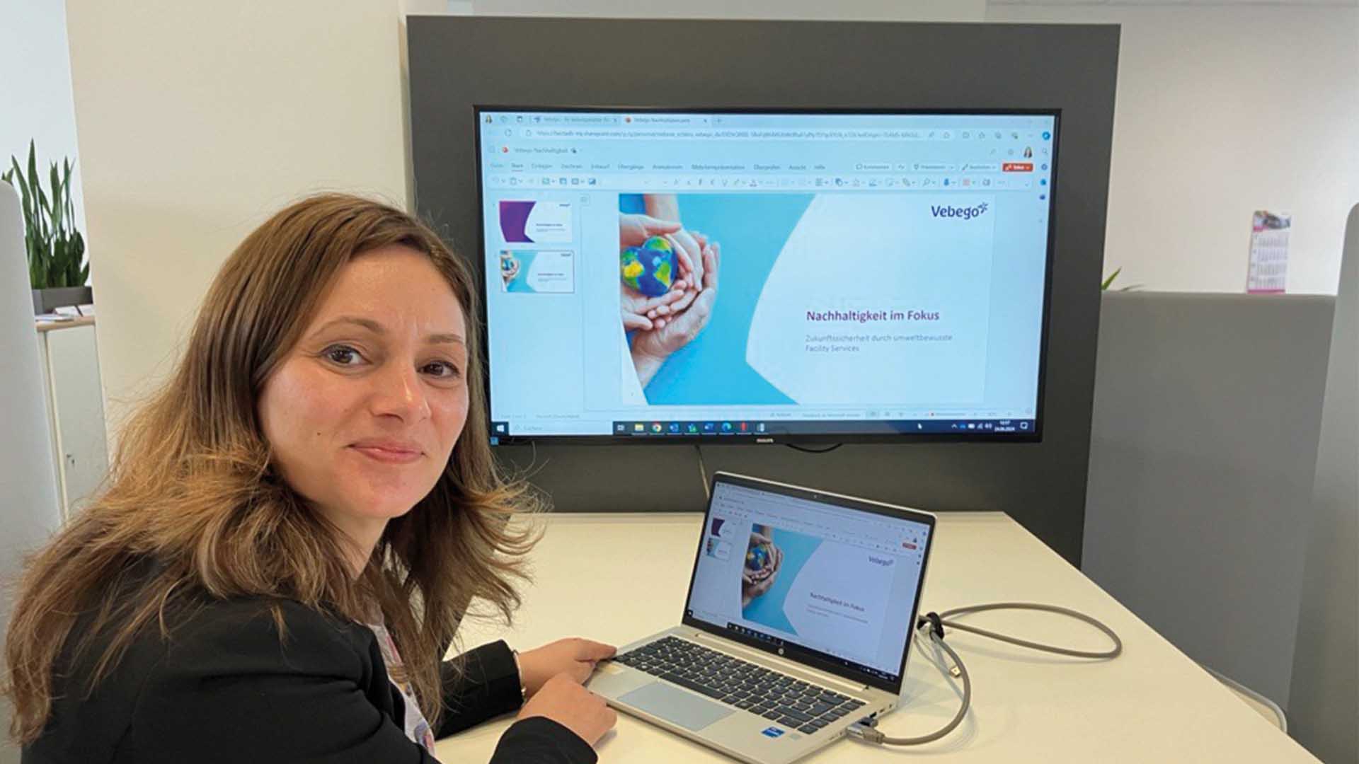 Mitarbeiterin vor Laptop