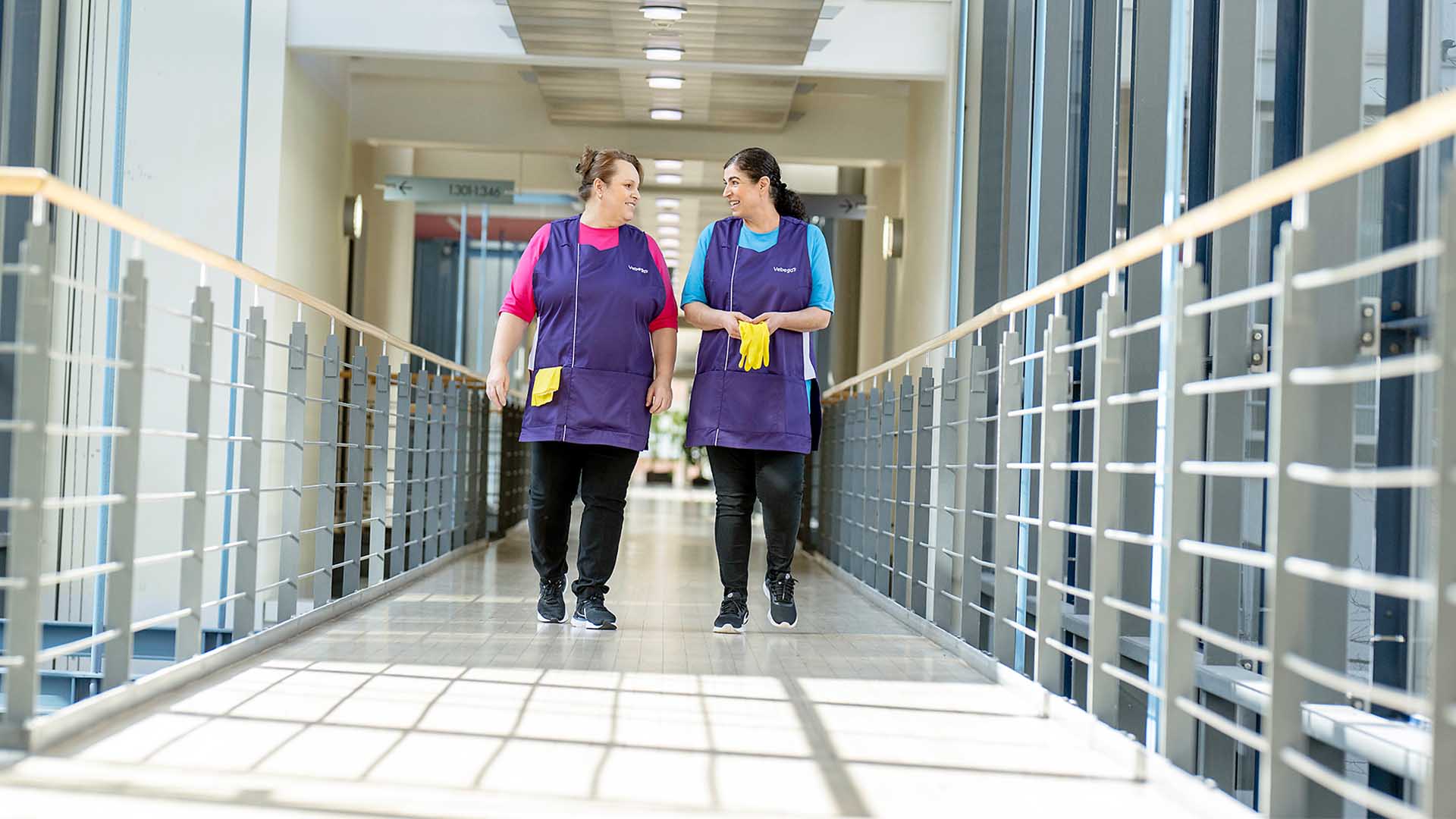 Reinigungskräfte auf dem Flur