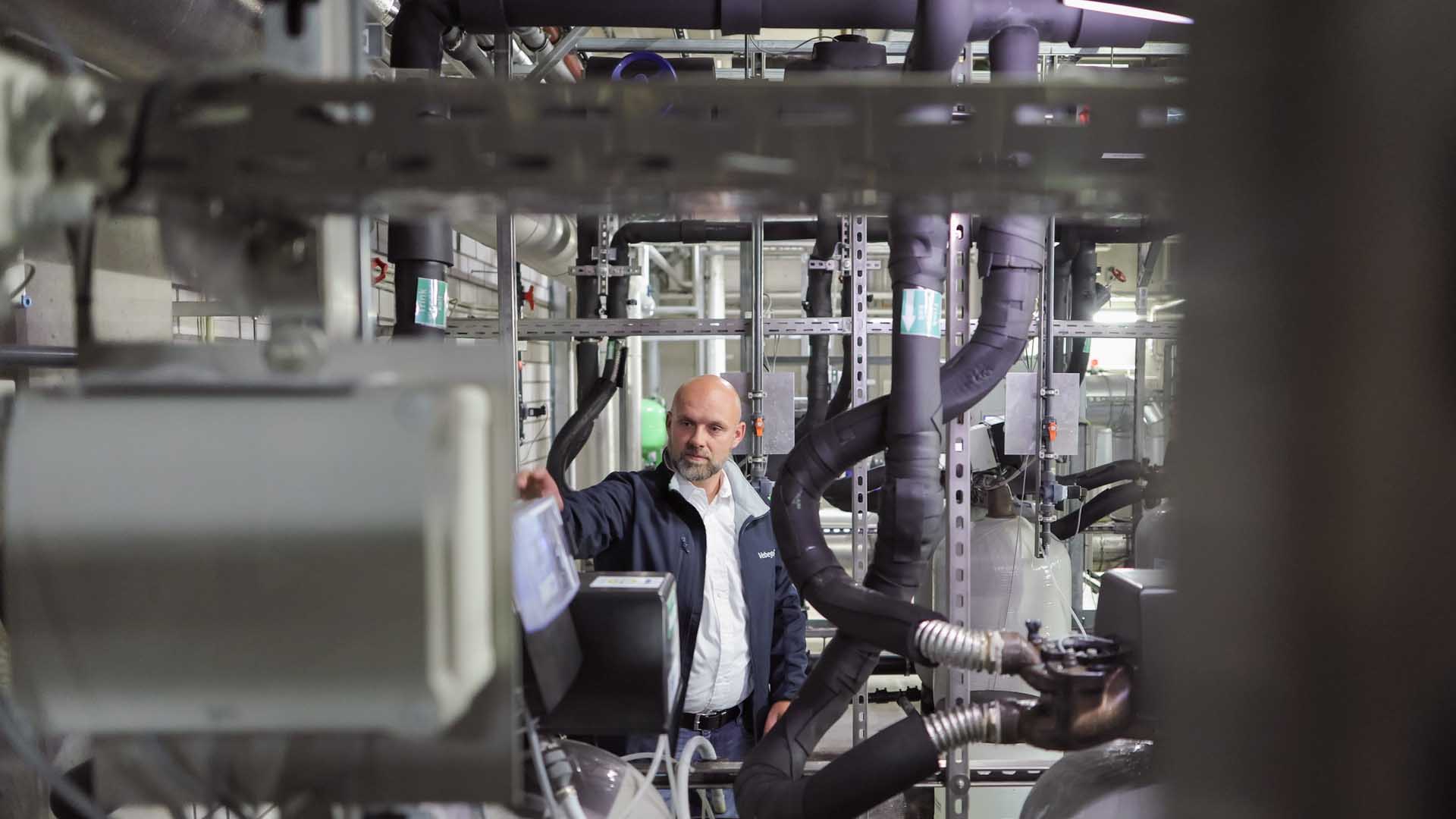 Mitarbeiter macht Sichtprüfung einer Anlage