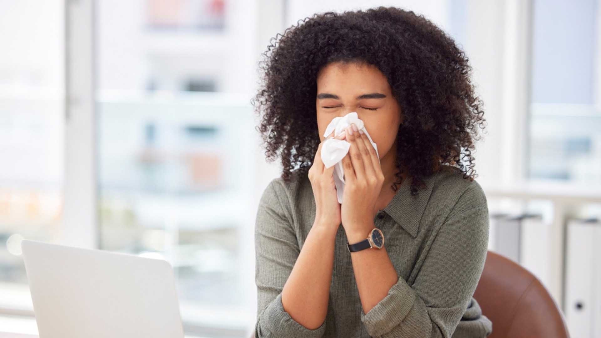 Frau mit Taschentuch