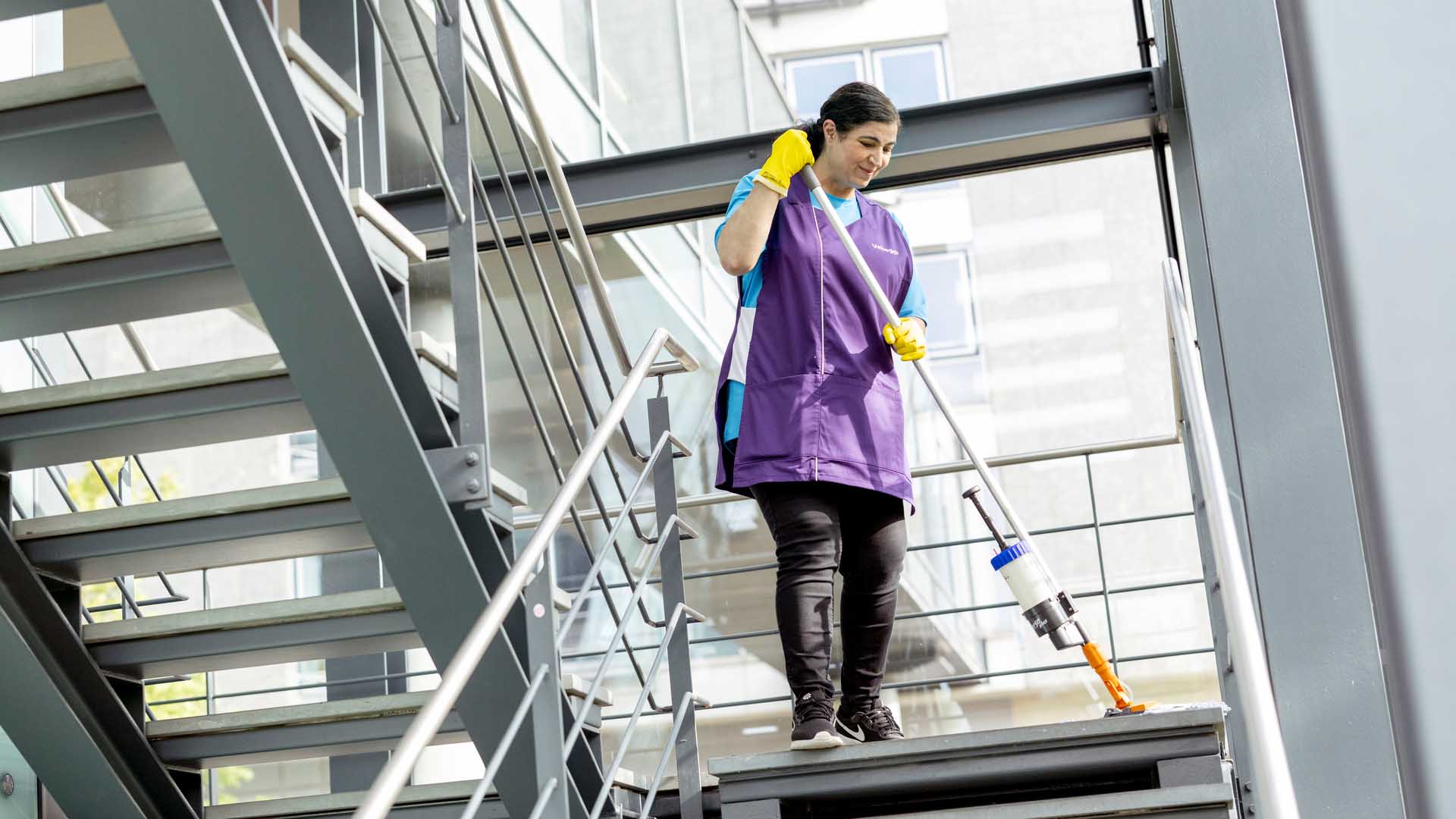 Reinigungskräfte reinigen Treppenhaus