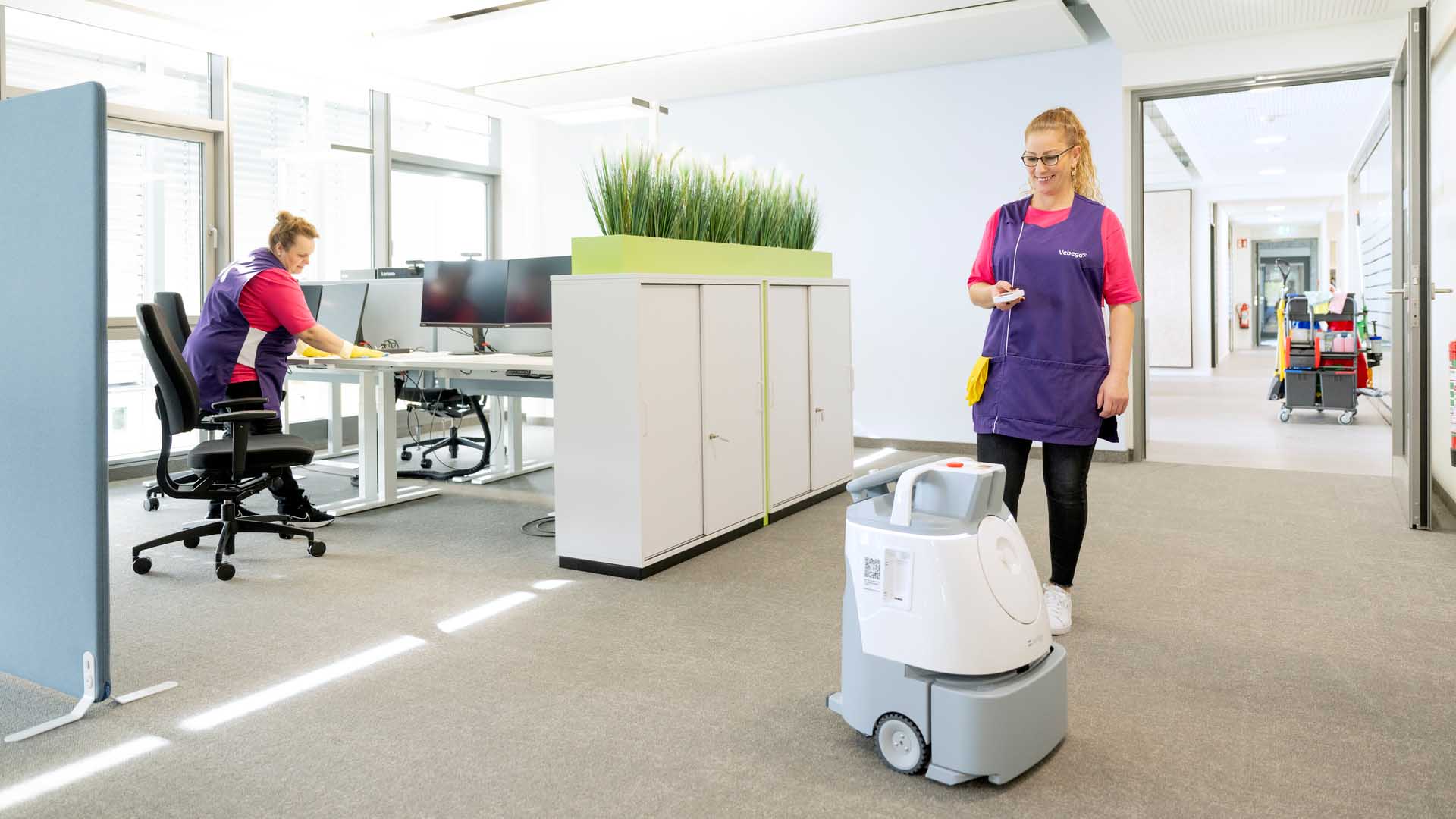 Roboter unterstützt in der Reinigung von Büroflächen