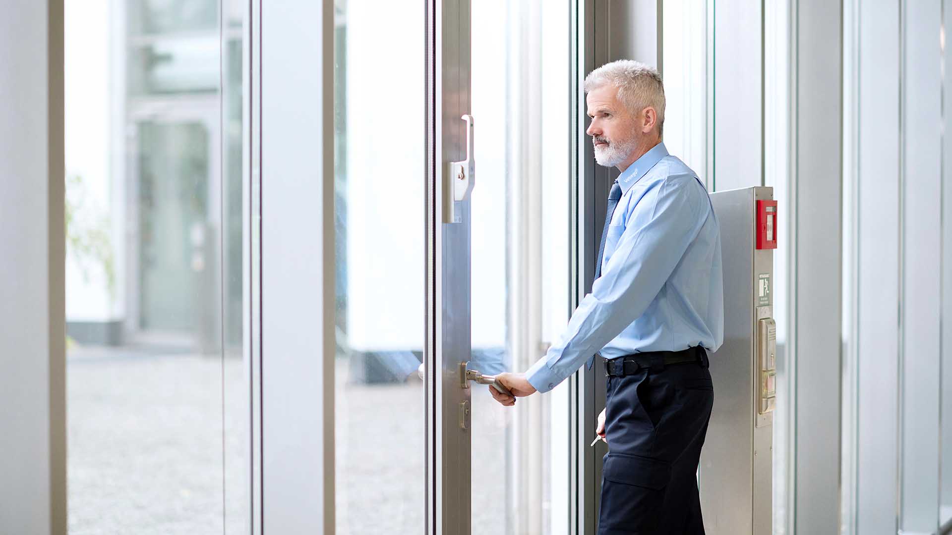 Mitarbeiter kontrolliert Tür